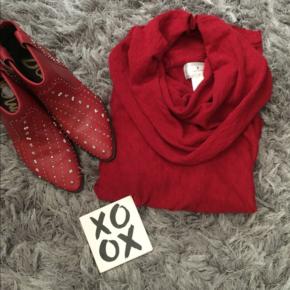 Red hot sweater!😍